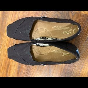 Toms black canvas shoes size 7.5